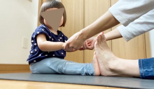 長梅雨、おうちで子供と一緒にヨガを楽しむ。